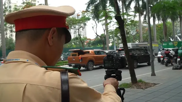 'Trợ thủ' giúp CSGT Hà Nội phạt nguội xe máy vi phạm