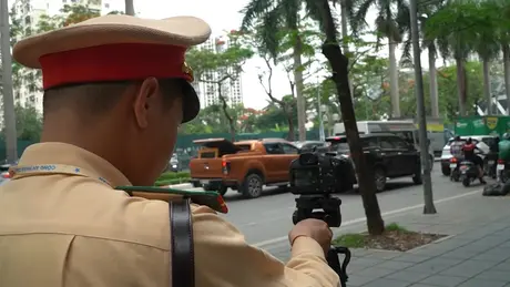 'Trợ thủ' giúp CSGT Hà Nội phạt nguội xe máy vi phạm