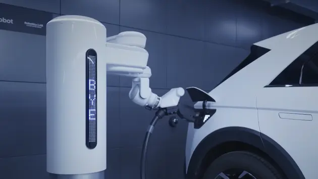 Hyundai triển khai robot hỗ trợ sạc xe điện