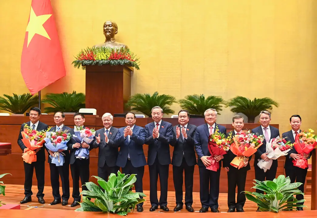 Tổng Bí thư, Chủ tịch nước Tô Lâm, các đồng chí lãnh đạo Đảng, Nhà nước, Mặt trận Tổ quốc Việt Nam tặng hoa chúc mừng các đồng chí vừa được Quốc hội bầu, phê chuẩn