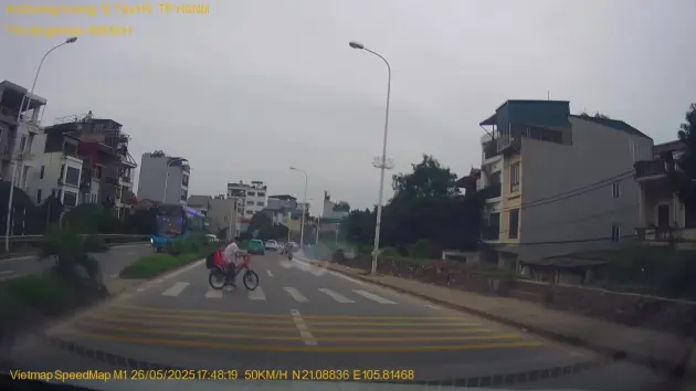 Ô tô suýt đâm vào học sinh sang đường tại khúc cua
