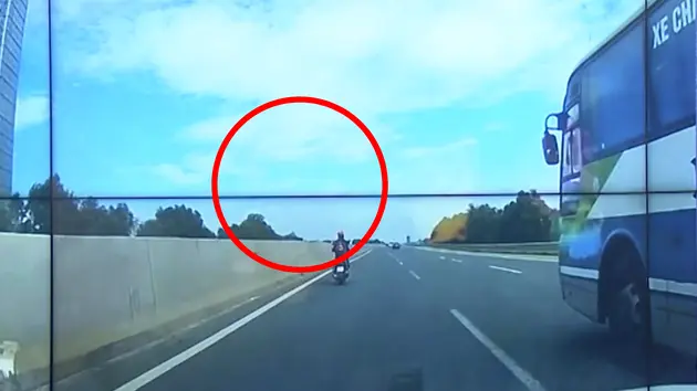 Người phụ nữ liều lĩnh đi xe máy trên cao tốc