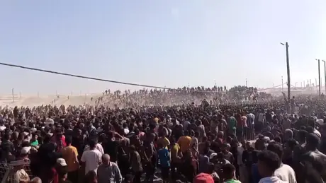 Hàng nghìn người Palestine tràn vào trung tâm cứu trợ ở Gaza