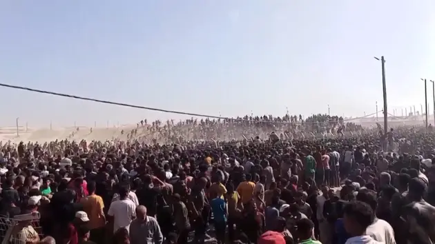 Hàng nghìn người Palestine tràn vào trung tâm cứu trợ ở Gaza