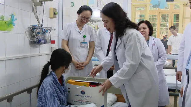 Phó Chủ tịch nước tặng quà bệnh nhi nhân dịp 1/6 