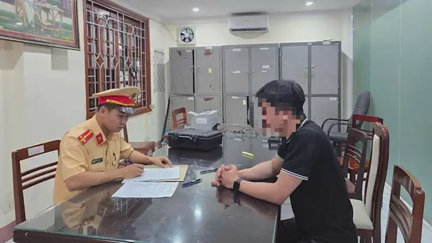 Tài xế lùi xe trên cao tốc bị xử phạt 35 triệu