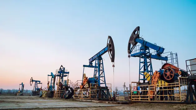 Giá dầu thế giới tăng sau cuộc họp của OPEC+