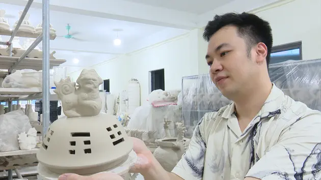 Thợ gốm Bát Tràng đổi mới từ truyền thống ngàn đời