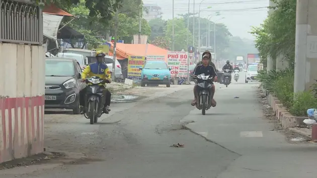 Mặt đường sụt lún trước bến xe Yên Nghĩa