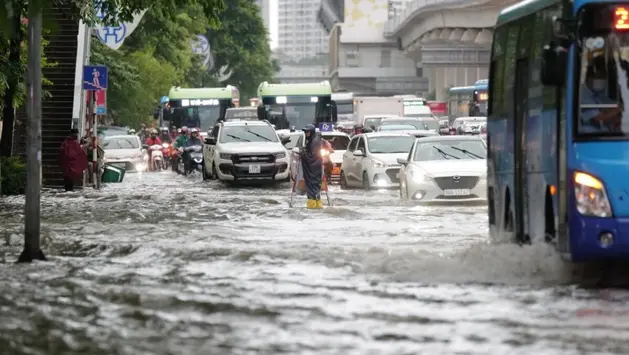 Miền Bắc mưa lớn, cảnh báo ngập lụt nội thành Hà Nội