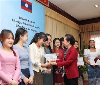  Trao 200 suất học bổng cho du học sinh Lào