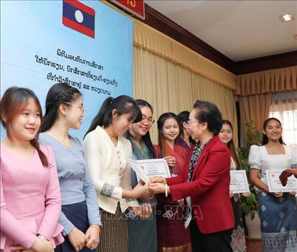  Trao 200 suất học bổng cho du học sinh Lào