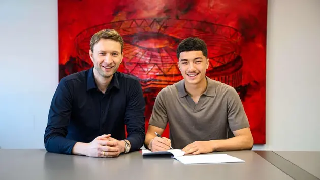 Cầu thủ Việt kiều đắt giá ký hợp đồng với Bayer Leverkusen