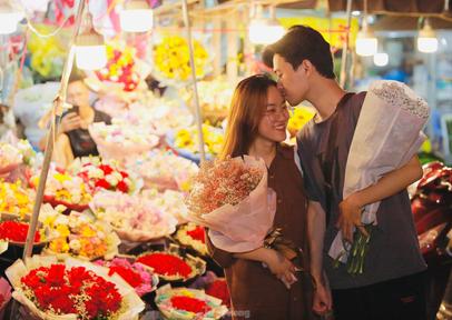 Chợ hoa đêm Hà Nội thu hút đông đảo giới trẻ 
