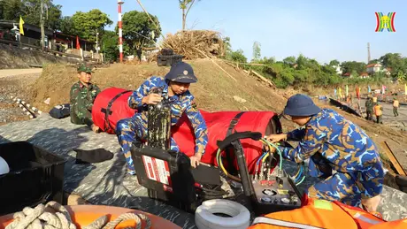 Khó khăn công tác tìm kiếm, cứu hộ tại cầu Phong Châu