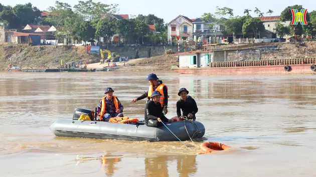 Bộ đội Hải quân lặn tìm nạn nhân vụ sập cầu Phong Châu