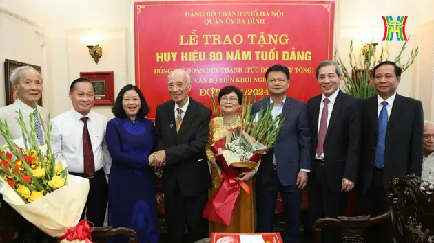 Bí thư Thành ủy Hà Nội trao Huy hiệu 80 năm tuổi Đảng