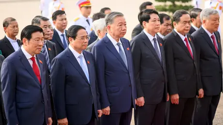 Đoàn đại biểu Quốc hội vào Lăng viếng Chủ tịch Hồ Chí Minh