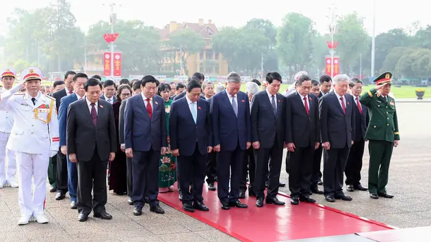 Đoàn đại biểu Quốc hội vào Lăng viếng Chủ tịch Hồ Chí Minh