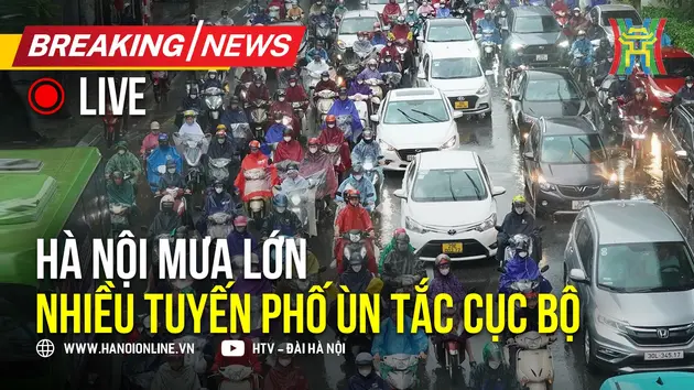 Hà Nội tắc đường kéo dài nhiều tuyến phố do mưa lớn