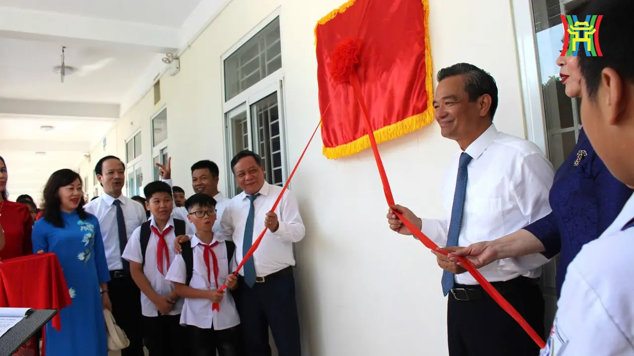 Phó Bí thư Thành ủy Nguyễn Văn Phong cắt băng khánh thành phòng máy tính tại trường THCS Tản Lĩnh.