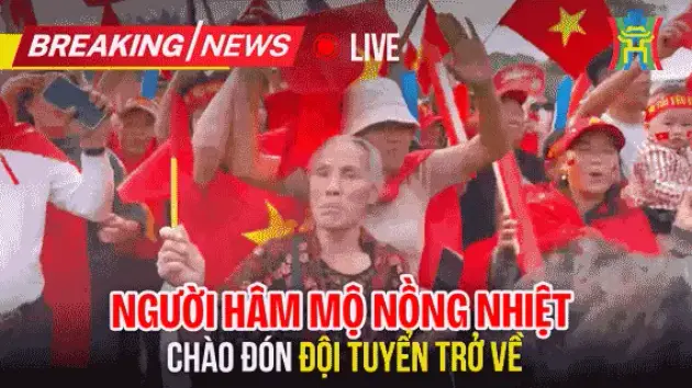 Người dân nồng nhiệt chào đón đội tuyển Việt Nam về nước