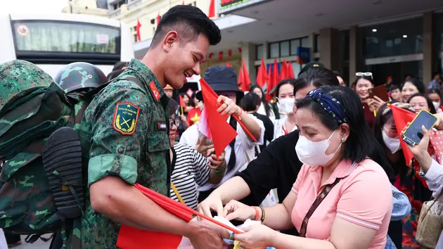 Người dân chào đón lực lượng diễu binh tới Hà Nội