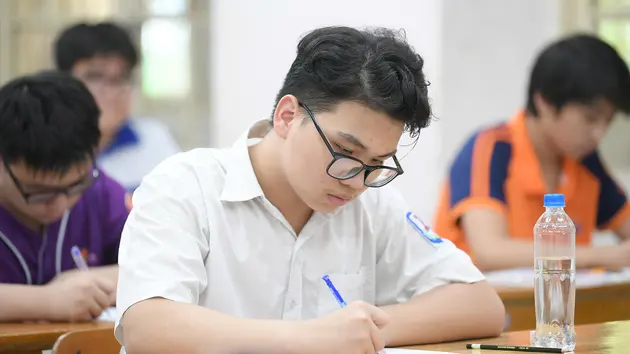 Sáng nay, hơn 103.000 thí sinh Hà Nội thi vào lớp 10