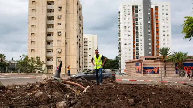 Tên lửa từ Gaza bắn vào Tel Aviv, 2 người bị thương