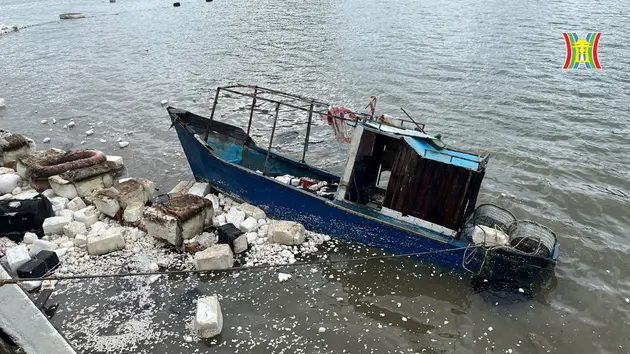 Vân Đồn, Quảng Ninh tan hoang sau bão 
