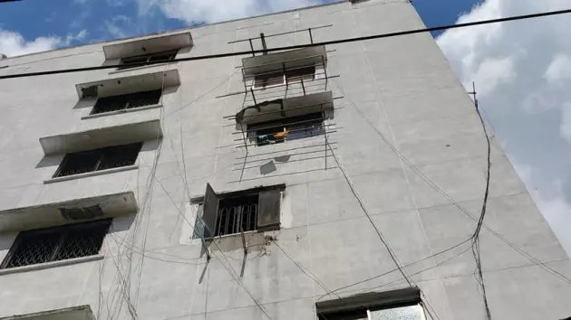 Cháy tại chung cư cũ Viễn Đông, hai người bị thương