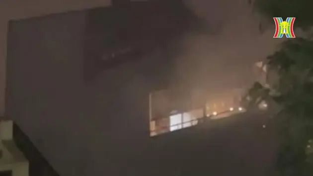 Cháy cửa hàng kinh doanh thảm trên phố Lạc Long Quân