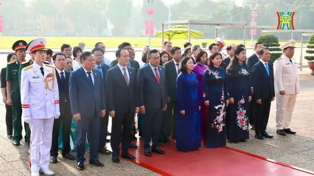 Lãnh đạo TP tưởng niệm Chủ tịch Hồ Chí Minh và các anh hùng liệt sĩ