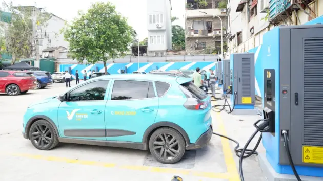 Bến xe Giáp Bát khai trương 40 điểm sạc xe điện