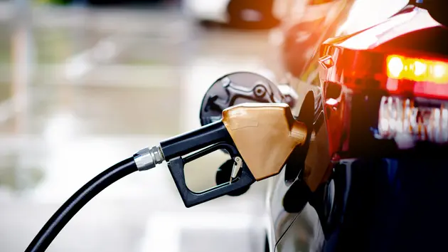 Giá xăng quay đầu giảm, giá dầu tăng vọt