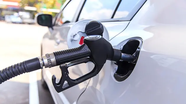 Giá xăng quay đầu giảm nhẹ, giá dầu biến động trái chiều