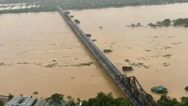 Lũ trên sông Hồng tại Hà Nội vượt báo động 2