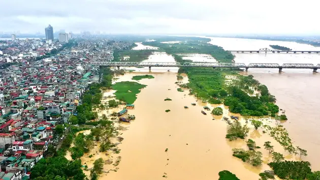 Hà Nội phát lệnh báo động 2 trên sông Hồng