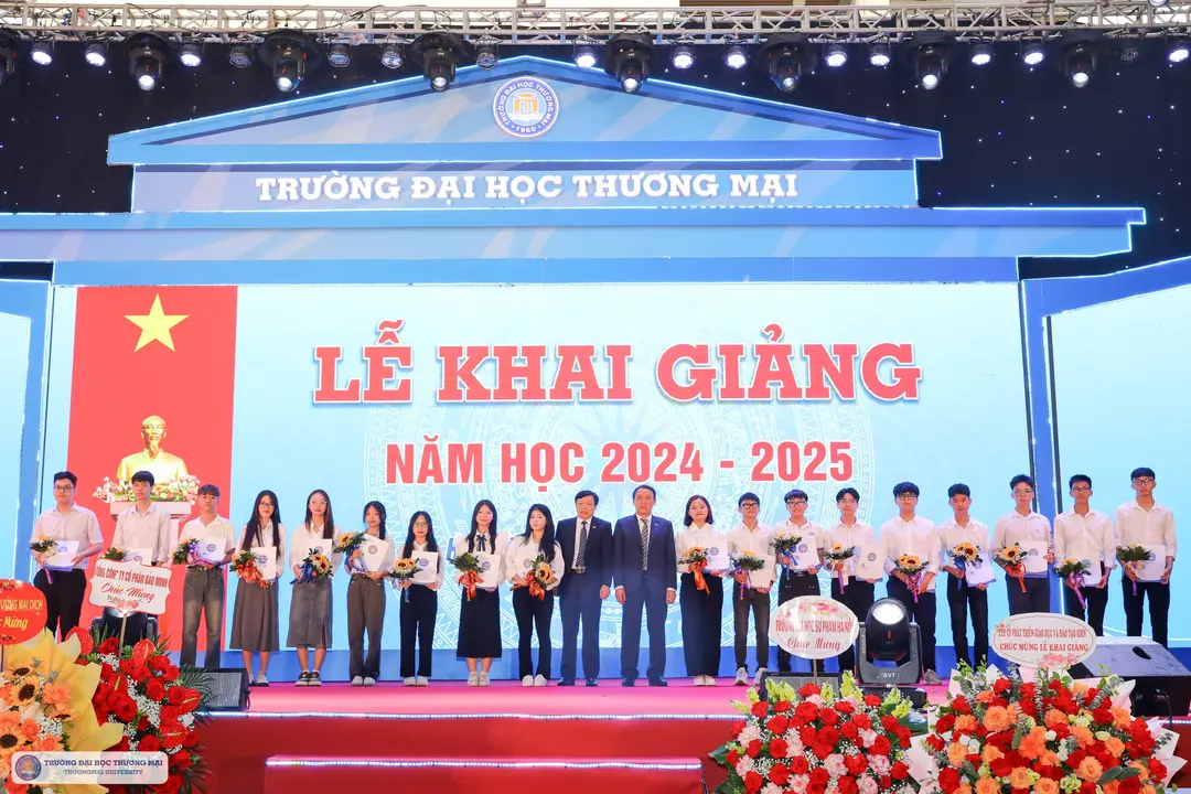 18 tân thủ khoa đầu vào của trường được trao học bổng trị giá 10 triệu đồng/suất.