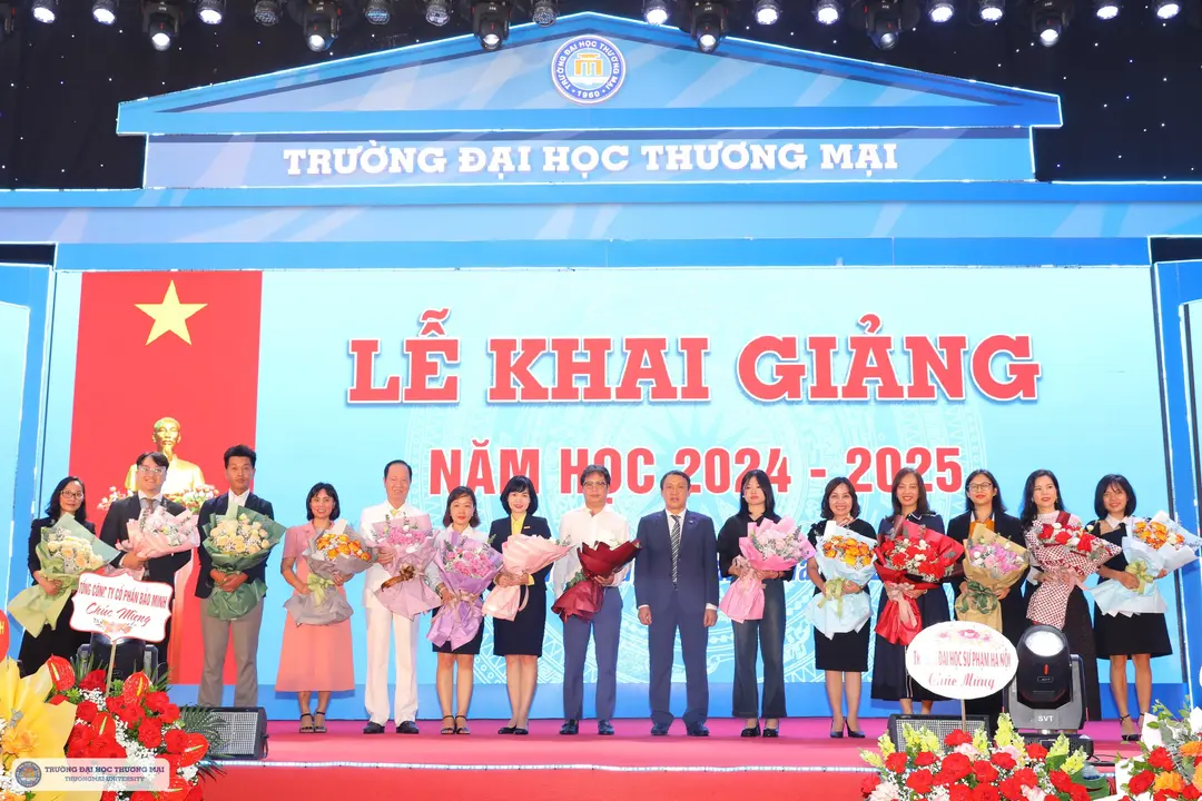 Nhiều doanh nghiệp cũng đã công bố trao học bổng cho sinh viên Nhà trường.