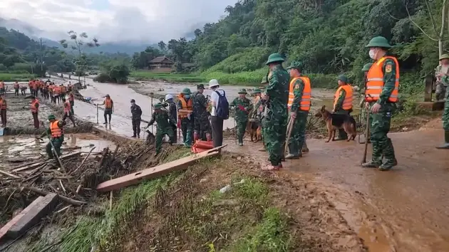 Nối lại việc cứu hộ vụ sạt lở kinh hoàng tại Lào Cai