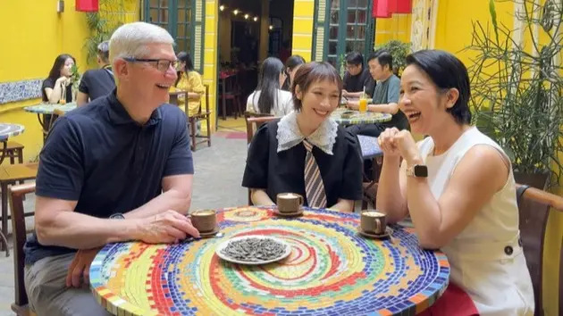 Diva Mỹ Linh và Mỹ Anh gặp gỡ CEO Apple Tim Cook