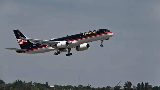 Máy bay của ông Trump va chạm tại sân bay