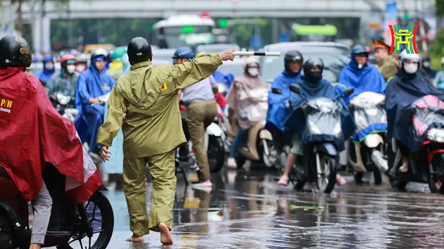 Lực lượng chức năng vất vả điều tiết giao thông sau mưa lớn