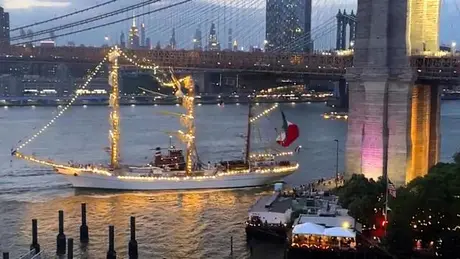Tàu hải quân Mexico gặp nạn khi qua cầu Brooklyn, New York