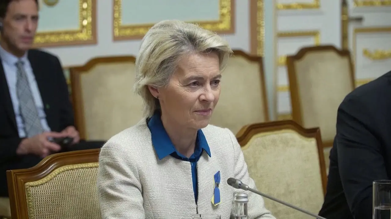 Bà von der Leyen thông báo EU sẽ cấp cho Ukraine khoản vay trị giá 35 tỷ euro (hơn 39 tỷ USD) trong chuyến thăm Ukraine.