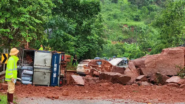 Sạt lở trên quốc lộ 6, đá đè trúng 2 ô tô