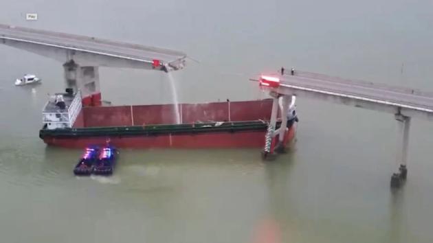 Tàu đâm gãy cầu, 5 người thiệt mạng ở Trung Quốc
