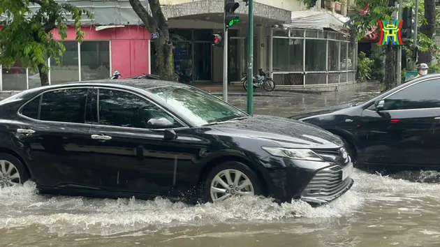 Cơn mưa lớn ngày đầu tuần nhiều tuyến phố Hà Nội ngập sâu