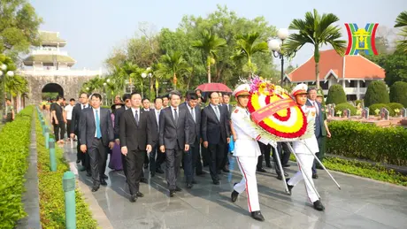 Dâng hương tưởng niệm các anh hùng liệt sĩ tại Điện Biên